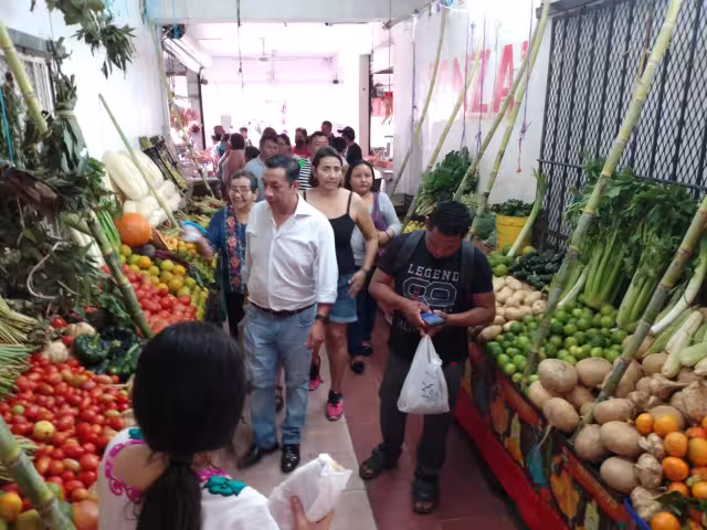 Las administradoras del hogar acudieron al Mercado 23 para comprar frutas, flores y veladoras