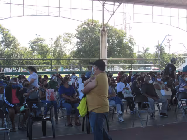 Pese a que la mayoría recibió las dos primeras dosis de Pfizer, decidieron quedarse para recibir su vacuna de refuerzo anticovid