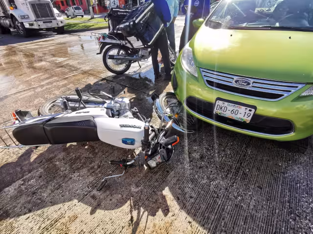 Así quedaron la moto y el automóvil ante el choque
