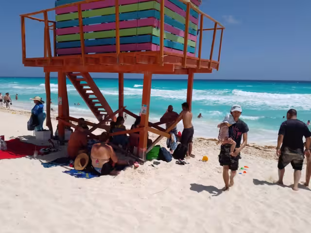 Los fuertes rayos del sol ayudaron a que turistas y bañistas buscaran un lugar en los arenales de Playa Delfines
