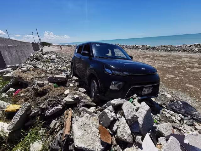 Se necesitó una grúa para desatascar el auto