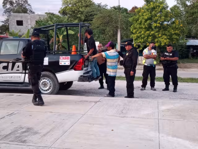 Detienen a hombres cuando destruían durmientes del Tren Maya en Campeche