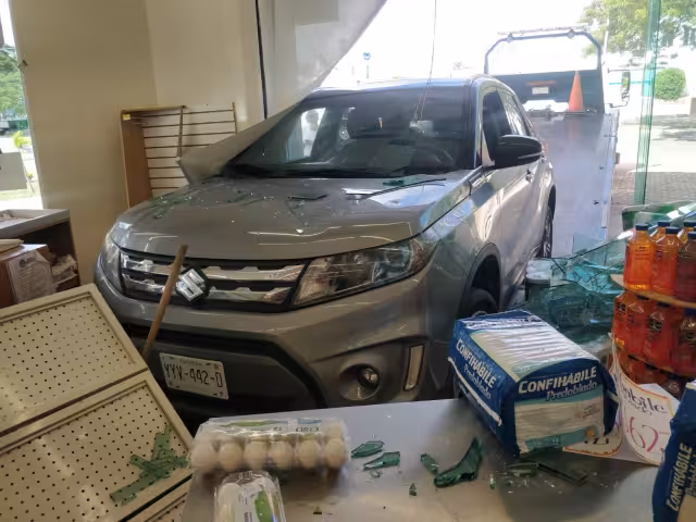 El accidente sucedió cuando la mujer intentaba estacionar su auto en en una farmacia de Mérida