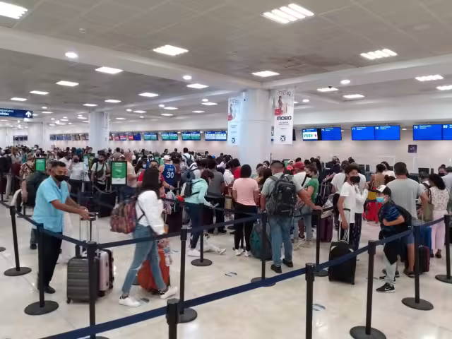 La afluencia en el aeropuerto de Cancún es de aproximadamente 600 personas, que buscan salir del Caribe Mexicano