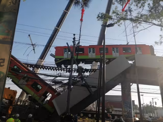 Remoción de uno de los vagones siniestrados