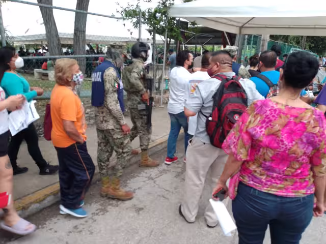 Elementos de la marina se portaron prepotentes y cerraron el acceso a varias personas que iban por su vacuna