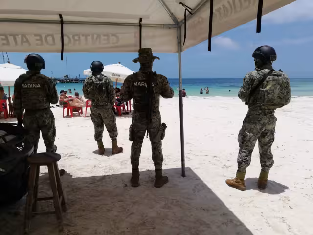 La presencia de elementos de la Secretaría de Marina se mantienen en vigilancia de las inmediaciones de Playa Tortugas