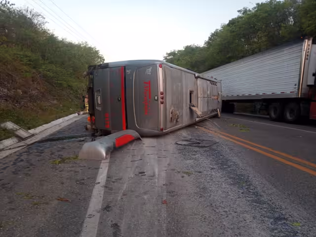 La unidad quedó volcada en uno de los carriles de la carretera federal Escárcega-Chetumal, hasta donde llegaron rescatistas