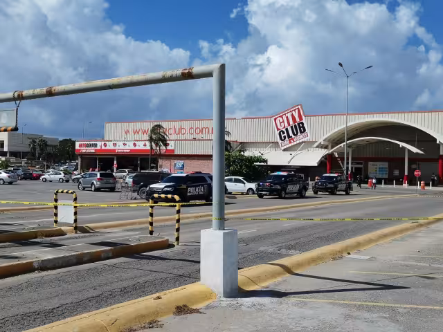 Elementos de la Policía Quintana Roo acordonaron la zona y montaron un operativo de búsqueda de los responsables de haber baleado a un hombre en Playa del Carmen