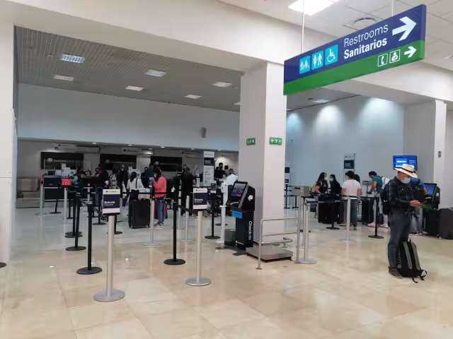 El primer vuelo en llegar al aeropuerto de Mérida fue el 4572 de Volaris de CDMX