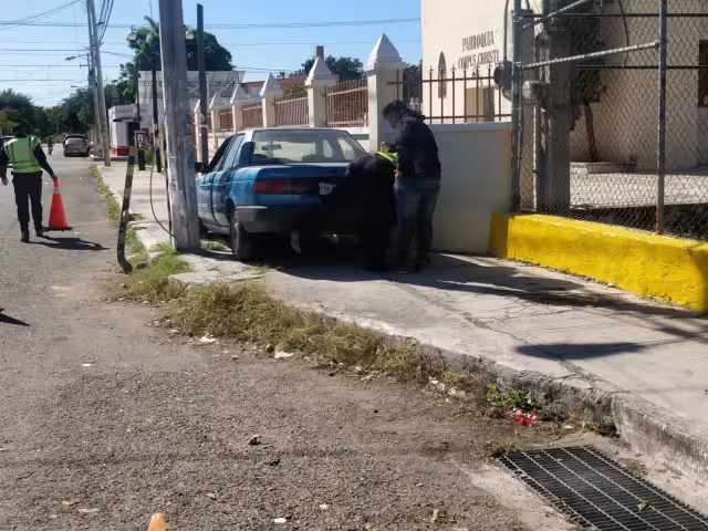 El conductor quedó atrapado dentro del auto, las puertas no tenían espacio para abrirse y el sujeto salió por la ventanilla