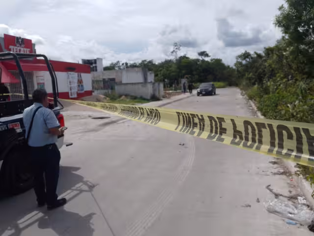 Personal de servicios periciales acudió al lugar de los hechos para levantar el cuerpo y trasladarlo a la morgue