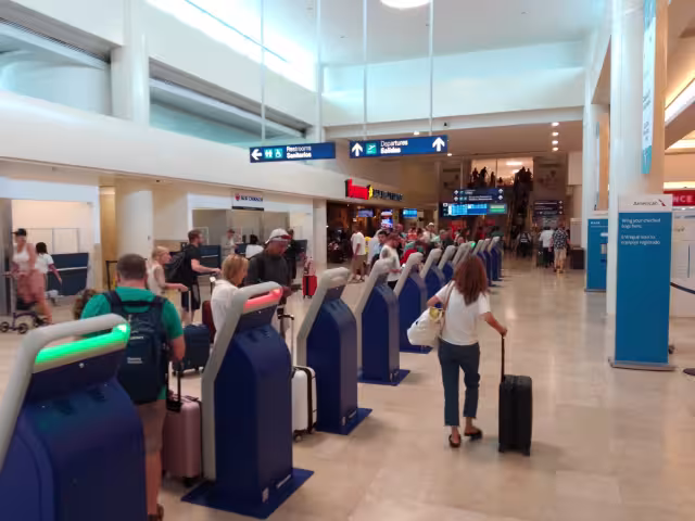 Diferentes transportes terrestres también lucieron abarrotados