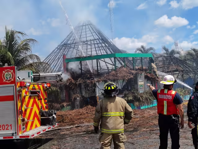 Los bomberos acudieron al Boulevard Playa del Carmen para sofocar el incendio en la palapa del restaurante Nativo