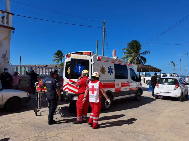 El incidente se propició a la una de la tarde, cuando los albañiles se dispusieron a cavar en el área que solía recibir a los comensales