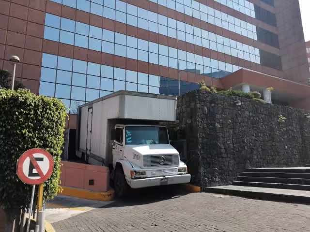 BCC Transportes, Almacenajes y Logística fue la empresa ganadora de la licitación de Semarnat para el traslado del mobiliario