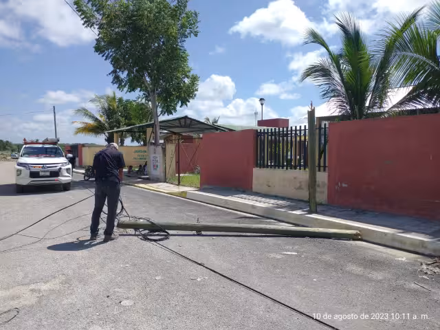 El poste puso en riesgo a vecinos de Escárcega