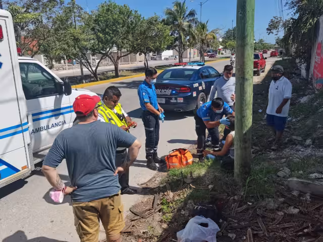 Una mujer que viajaba como pasajera en la motocicleta en Playa del Carmen resultó con el brazo dislocado tras el accidente