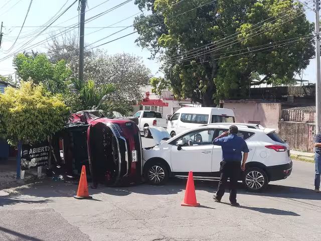 Pese a la aparatosa volcadura, no se reportan heridos