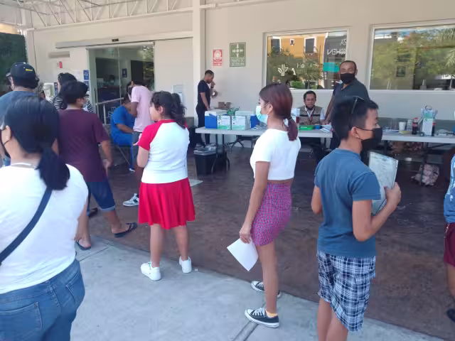 Los menores de 12 a 14 años acudieron con sus pares a recibir su primera dosis o la segunda vacuna anticovid en Cancún