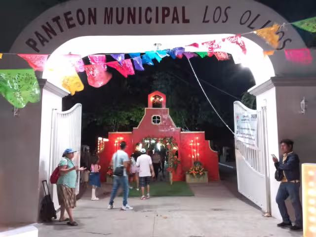 El cementerio se encuentra abarrotado de personas este miércoles