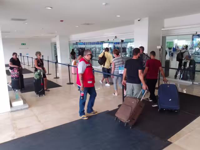 Pasajeros deberán acudir a los módulos de las aerolíneas con vuelos cancelados para recibir la fecha de su nueva salida desde el aeropuerto e Cancún