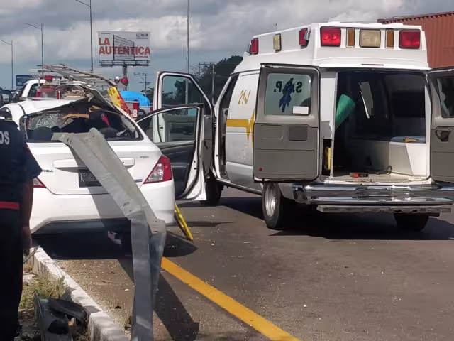 La mujer quedó prensada al interior del vehículo y al ser rescatada fue trasladada al hospital