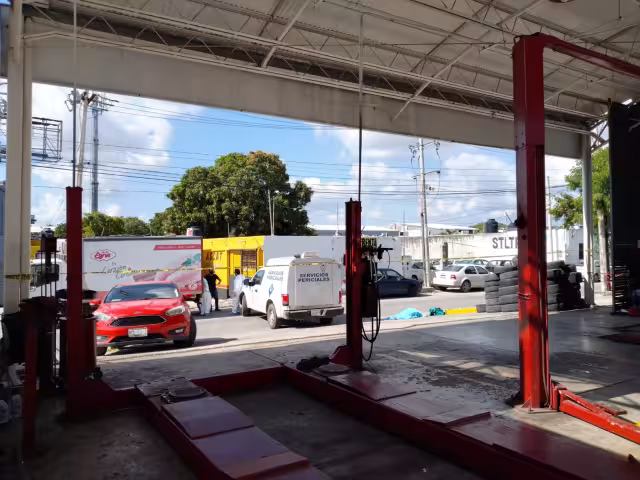 El cuerpo del hombre permaneció en la acera de la calle 91 en la Región 93 de Cancún en lo que llegaba Servicios Periciales