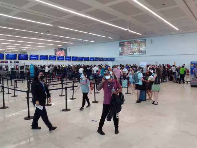 Gran movilidad de personas en el aeropuerto de Cancún