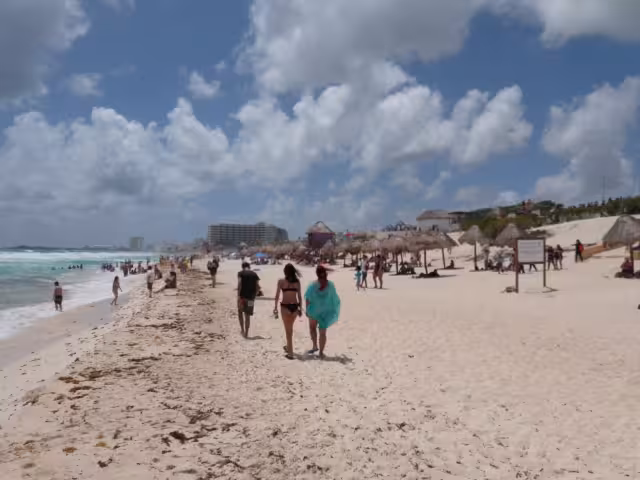 Tanto turistas como locales acudieron a la playa de Cancún