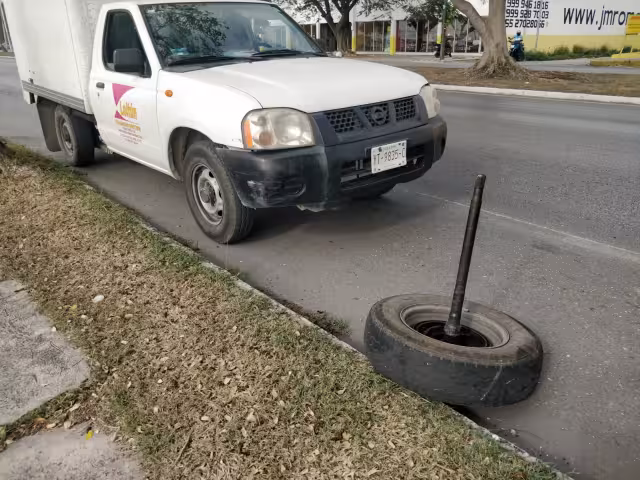 Un representante de la empresa acudió al lugar para hacerse cargo de percance