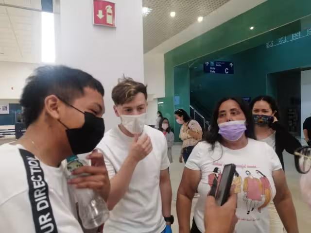 El cantante urbano fue reconocido por sus fans, quienes no dudaron en pedirle fotos y autógrafos