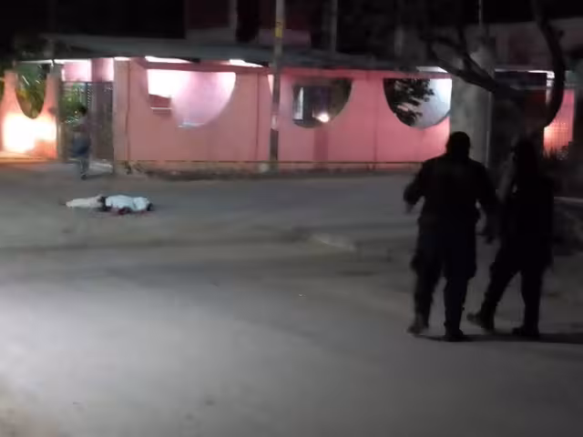 El cuerpo del hombre asesinado quedó tendido en la calle