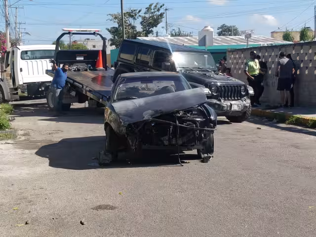 El Tsuru quedó atravesado a media calle y el Jeep con el frente dentro del predio, por lo que fue necesario que la policía cerrará la calle a la circulación vehicular.