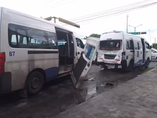 Una combi de transporte público se estrelló contra la parte trasera de otra unidad en la avenida Niños Héroes