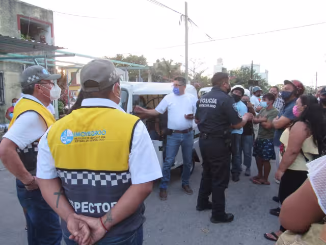 Al lugar tuvo que llegar la policía para evitar algún posible enfrentamiento entre taxistas y ciudadanos de los mototaxis