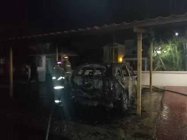 La camioneta de la Delegada del IMSS en Chetumal fue incendiada, lo que le causó una crisis nerviosa