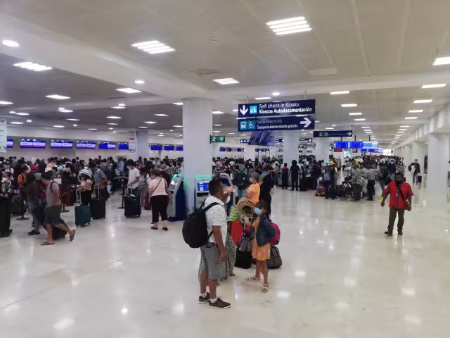 El Aeropuerto Internacional de Cancún lució con aglomeración de pasajeros que esperaban sus vuelos