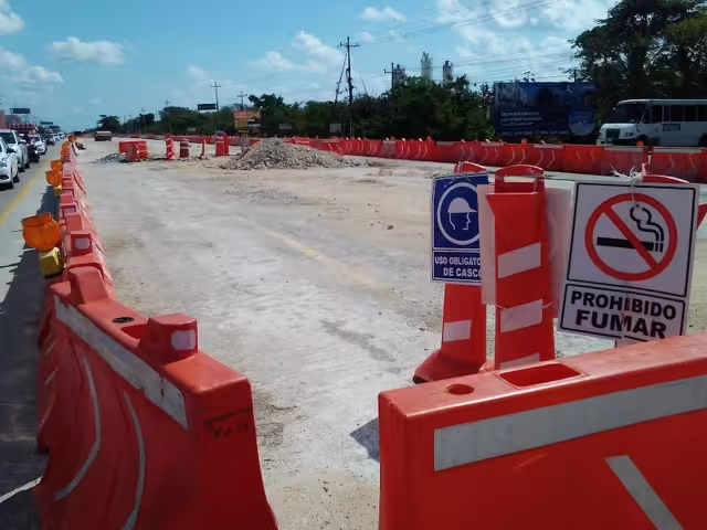 Desde que iniciaron las labores, el año pasado, los automovilistas se quejan por la ralentización del tránsito vehicular en la salida hacia Cancún