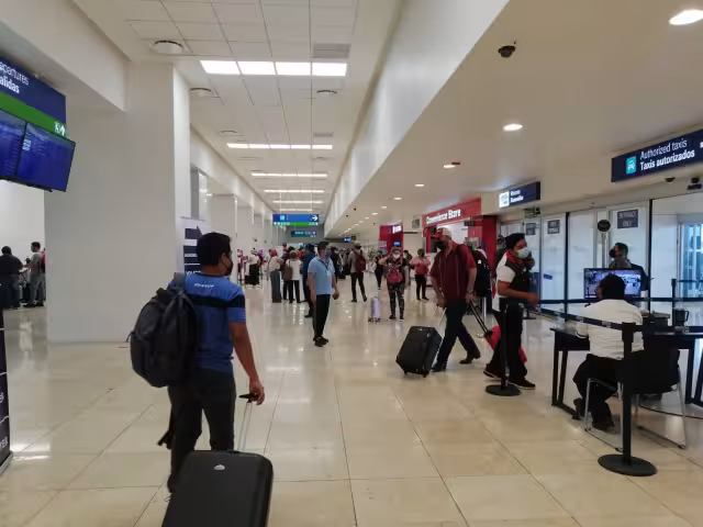 Los primeros vuelos en salir fue el de las 06:00 horas, se trata del 821 de Aeroméxico