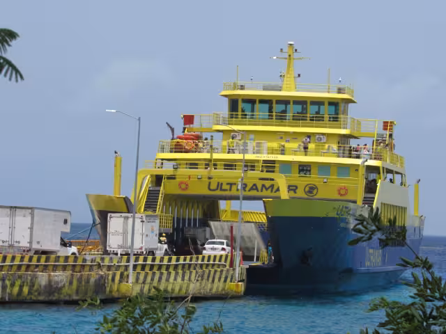 Condicionan cruce en ferry de carga en Cozumel