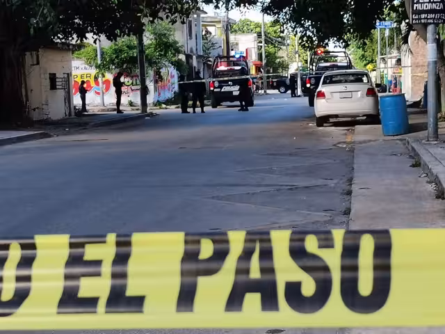 La zona del ataque armado en Playa del Carmen fue resguardada por policías para que Servicios Periciales recabara evidencia del hecho