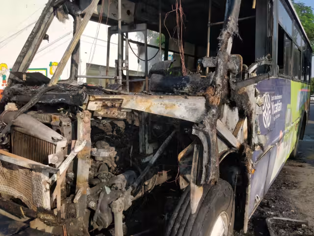 Entre los conductores que apoyaron al chófer comentaban que haber si así cambiaban las unidades que consideran que están antiguas.