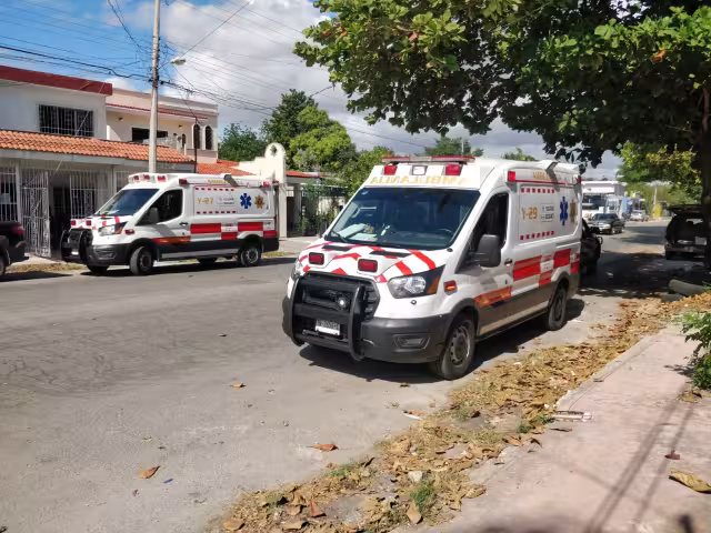 Paramédico tuvieron que quitar candados para poder ingresar a la casa
