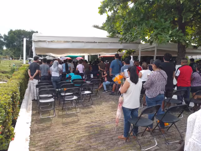 Visitantes acuden al cementerio por el Día de Muertos