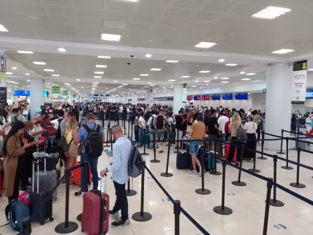 Los pasajeros de los cinco vuelos cancelados en el aeropuerto de Cancún deberán preguntar a sus aerolíneas cuándo será su salida del Caribe Mexicano