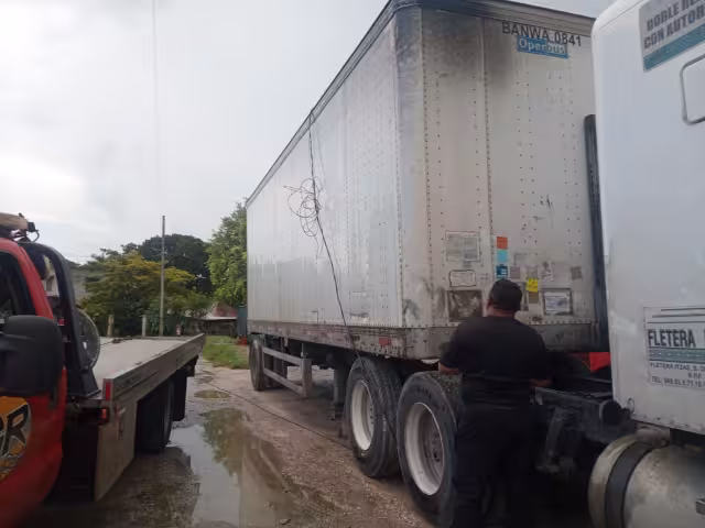 El tráiler fue detenido en una bodega con los cables pegados a la caja