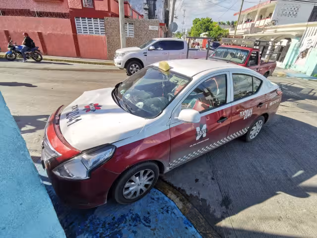 El taxi presentó daños materiales