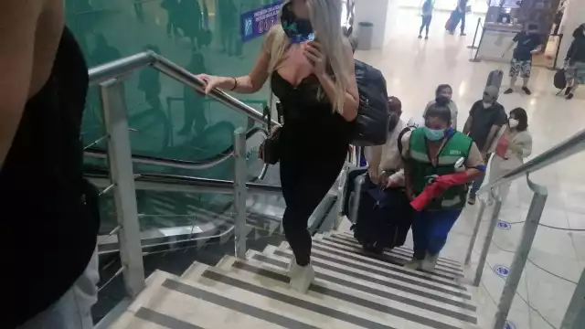 Lorena Herrera fue una de las artistas que desfiló por los pasillo de la terminal aérea