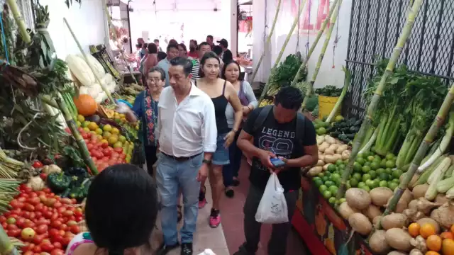 Las administradoras del hogar acudieron al Mercado 23 para comprar frutas, flores y veladoras